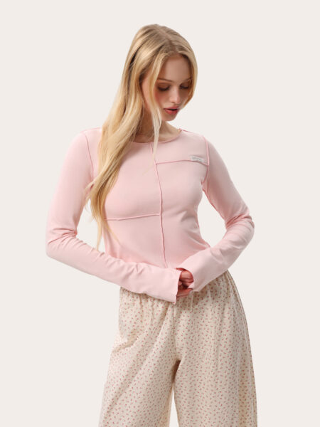Skrócony longsleeve z zewnętrznymi szwami – różowy