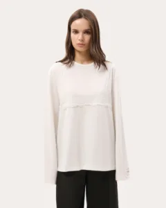 Biały oversize longsleeve z koronką na dekolcie