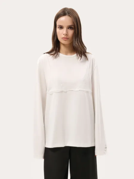 Biały oversize longsleeve z koronką na dekolcie