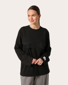 Czarny oversize longsleeve z koronką na dekolcie