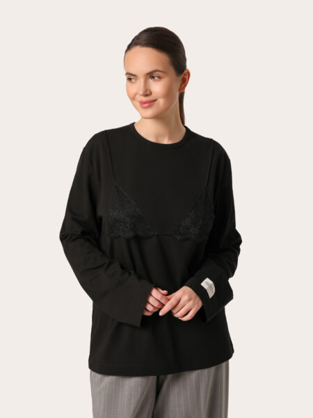 Czarny oversize longsleeve z koronką na dekolcie