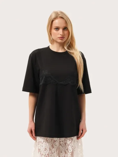 Czarny t-shirt z czarną koronką