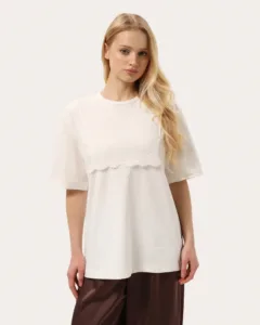 Mleczny t-shirt z białą koronką