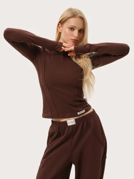 Dopasowany czekoladowy longsleeve z przeszyciami