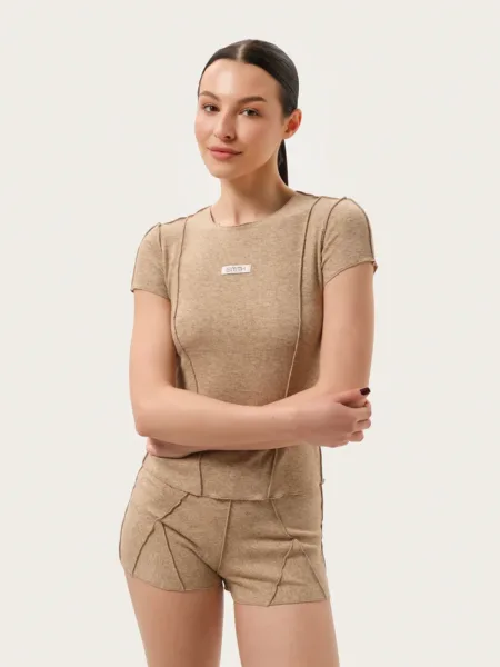 Prążkowany zestaw w kolorze cappuccino: szorty i t-shirt