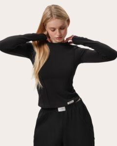 Czarny dopasowany longsleeve z przeszyciami