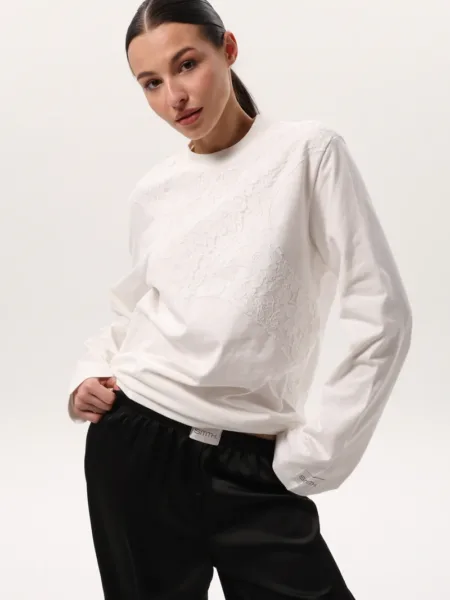 Mleczny longsleeve oversize z koronką na biuście