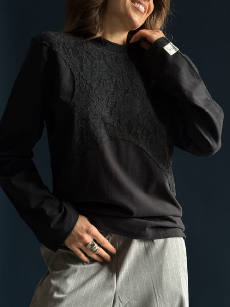 Czarny longsleeve oversize z koronką na biuście