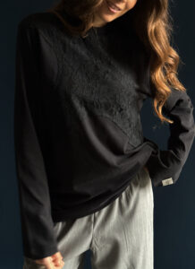 Czarny longsleeve oversize z koronką na biuście