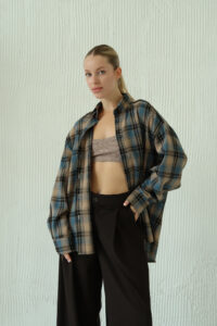 Koszula oversize w kratę – beżowo-niebieska