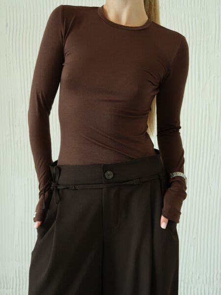 Bazowy czekoladowy slim longsleeve z modalu
