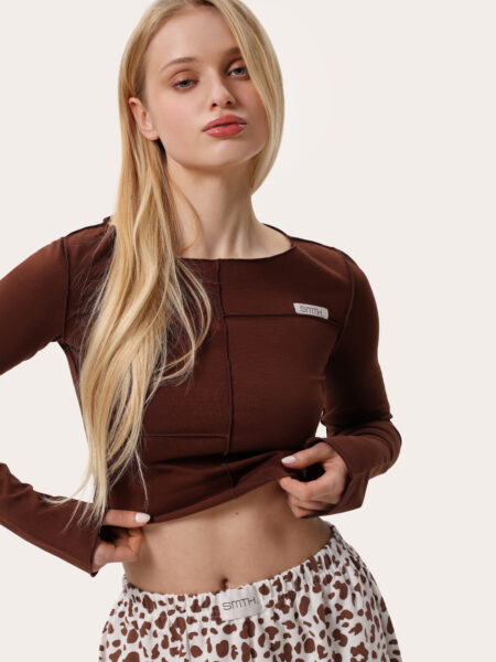 Skrócony longsleeve z zewnętrznymi szwami – czekoladowy