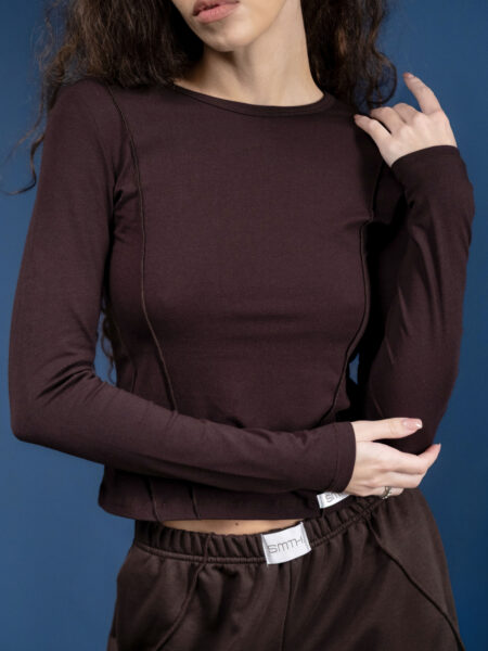 Ciemnobrązowy slim longsleeve z dekoracyjnymi szwami