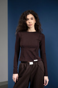 Ciemnobrązowy slim longsleeve z dekoracyjnymi szwami