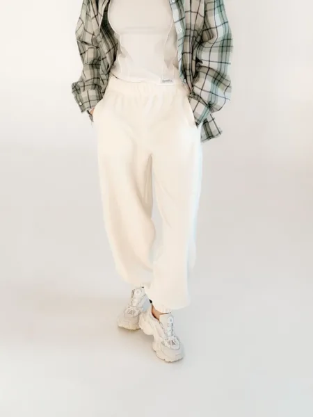 Mleczne joggery z premium fleece’u