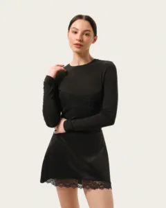 Czarny półprzezroczysty dopasowany longsleeve z tencelu z koronką na biuście