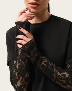 Longsleeve z koronkowymi rękawami i haftem - Czarny