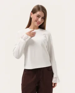 Longsleeve minimalistyczny z koronką na rękawach - Mleczny