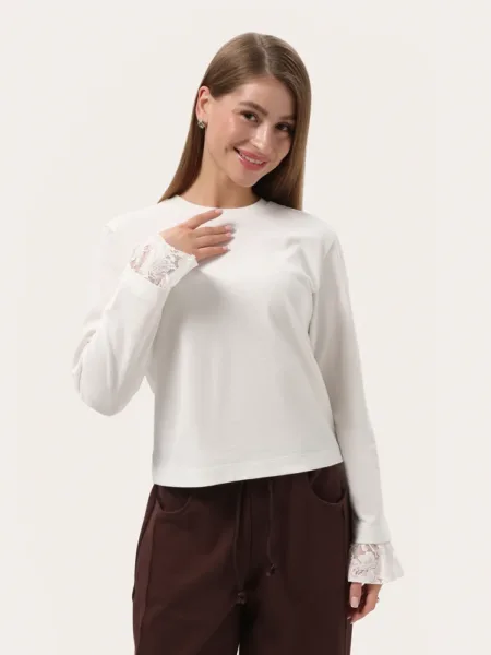Mleczny minimalistyczny longsleeve z koronką na rękawach