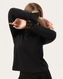 Longsleeve minimalistyczny z koronką na rękawach - Czarny
