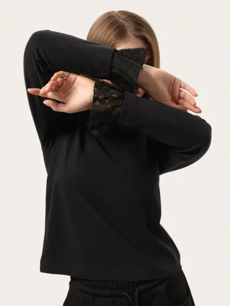 Czarny minimalistyczny longsleeve z koronką na rękawach