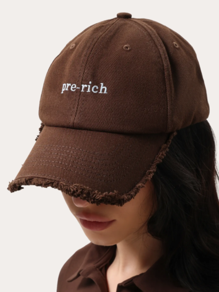 Brązowa czapka z haftem „Pre-rich”