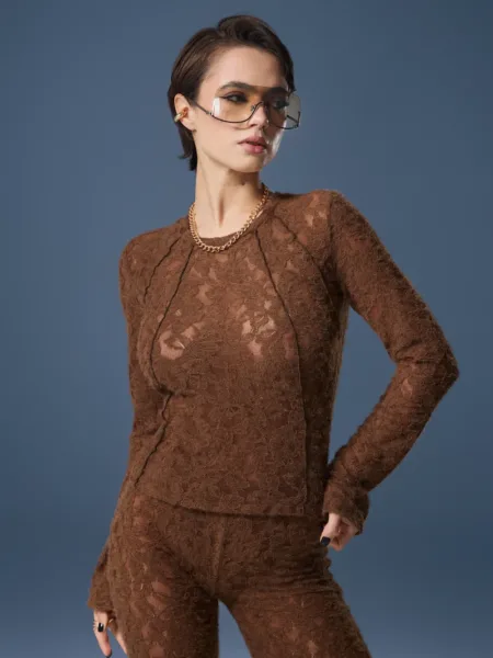 Karmelowy dopasowany longsleeve z puszystej, teksturowanej koronki