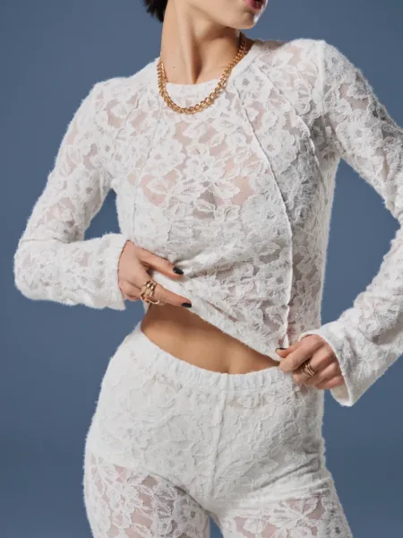 Mleczny dopasowany longsleeve z puszystej, teksturowanej koronki