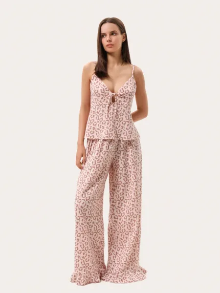 Różowa piżama z muślinu w leopardzi print: top i spodnie z falbanami