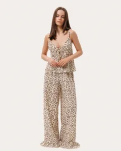 Beżowa piżama z muślinu w leopardzi print: top i spodnie z falbaną