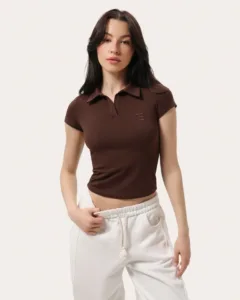 Czekoladowa dopasowana koszulka polo
