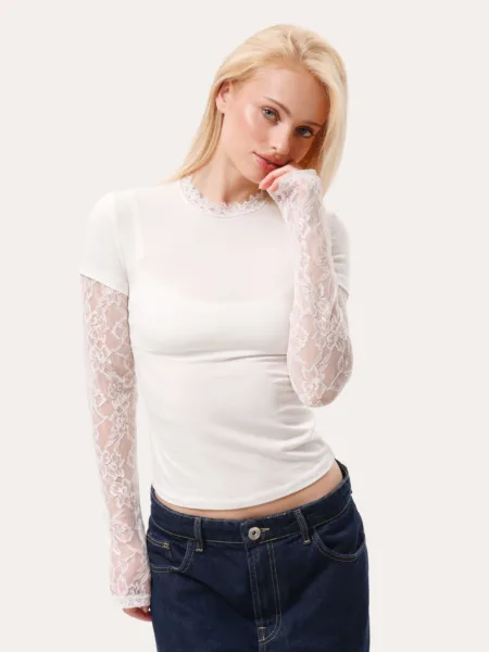 Longsleeve dopasowany półprzezroczysty z koronkowymi rękawami - Mleczny