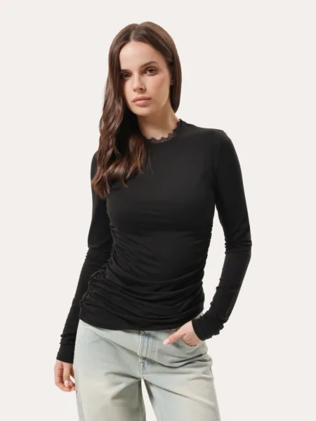 Longsleeve dopasowany z marszczeniem po bokach i koronką - Czarny