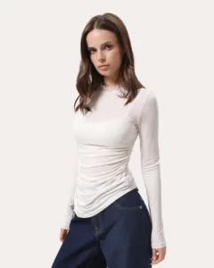 Longsleeve dopasowany z marszczeniem po bokach i koronką - Mleczny
