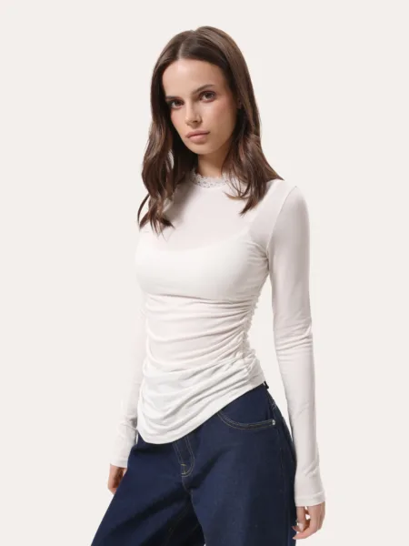Longsleeve dopasowany z marszczeniem po bokach i koronką - Mleczny