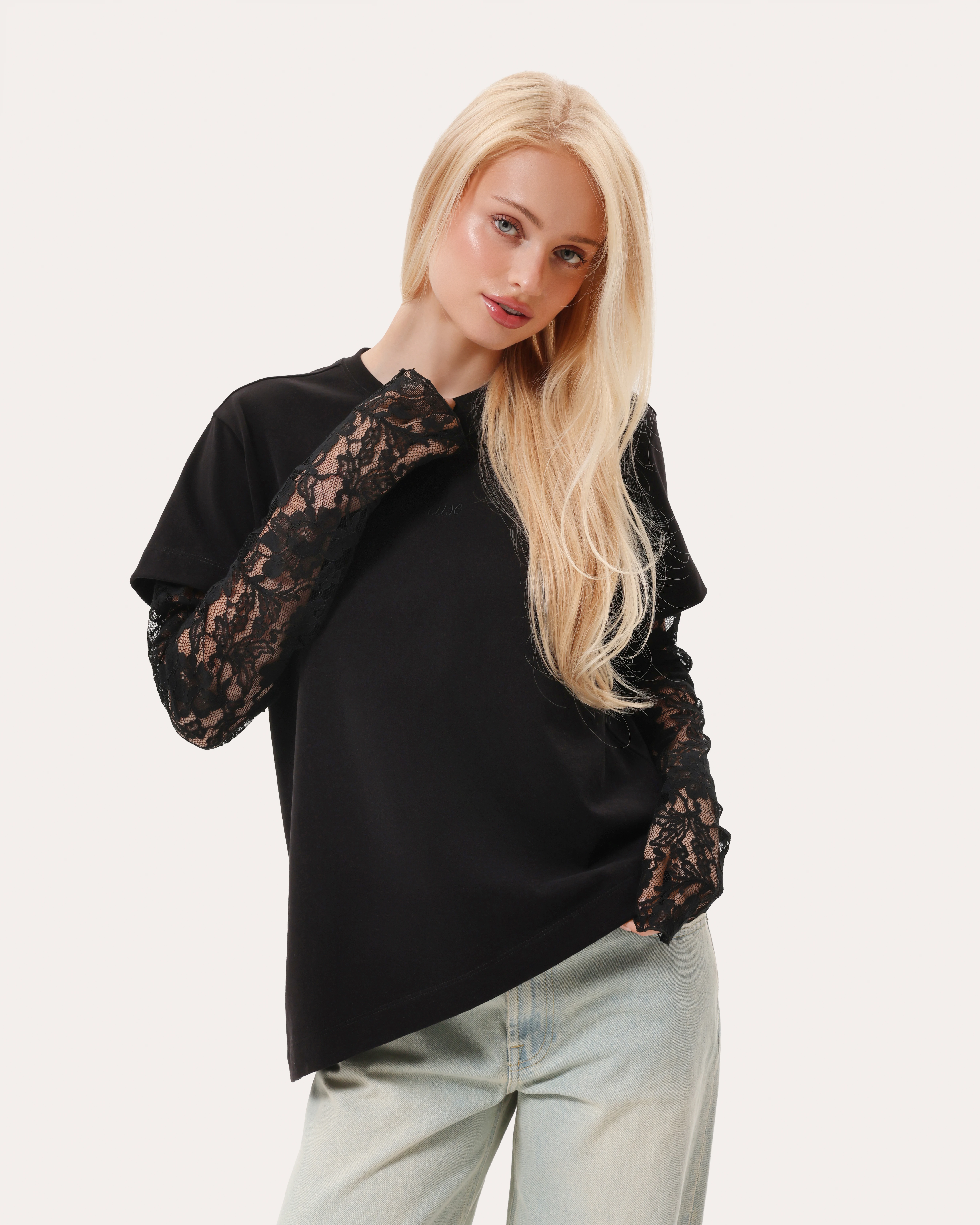 Oversize longsleeve z koronkowymi rękawami i asymetrycznym dołem – czarny