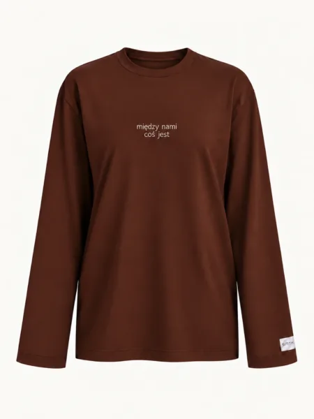 Longsleeve oversize z haftem „między nami coś jest” — brązowy