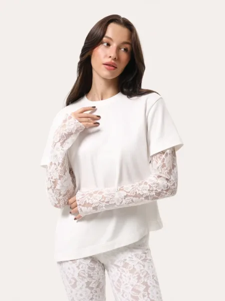 Oversize longsleeve z koronkowymi rękawami i asymetrycznym dołem – mleczny